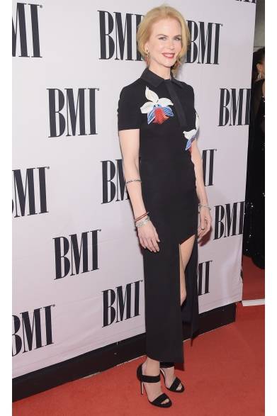 <strong>Nicole Kidman｜ニコール・キッドマン</strong><br /><br />ニコール・キッドマンは、米・テネシーにて開催された「第62回BMIカントリーアワード」に登場。彼女がチョイスしたのは、フェンディのあたらしいコードである「オーキッド（胡蝶蘭の花）」を大きくあしらった黒いドレス。足を囲むようなミニ丈がコントラストを成しており、シャープなラインを強調したうつくしいアシンメトリーなデザインが特徴的。