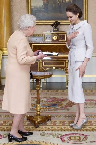 <strong>Angelina Jolie｜アンジェリーナ・ジョリー</strong><br /><br />10月10日（金）、女優のアンジェリーナ・ジョリーは、イギリスのバッキンンガム宮殿でエリザベス女王と面会。紛争地域における性的暴力を撲滅する活動を積極的に推進したことが評価され、「聖マイケル・聖ジョージ勲章・名誉大英勲章第一位（DCMG）」を授与された。受章式ではイギリスのクチュリエ「RALPH & RUSSO」が手がけた、グレイッシュ パープルのスカートスーツをエレガントに着こなした。