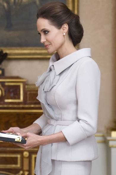 <strong>Angelina Jolie｜アンジェリーナ・ジョリー</strong><br /><br />10月10日（金）、女優のアンジェリーナ・ジョリーは、イギリスのバッキンンガム宮殿でエリザベス女王と面会。紛争地域における性的暴力を撲滅する活動を積極的に推進したことが評価され、「聖マイケル・聖ジョージ勲章・名誉大英勲章第一位（DCMG）」を授与された。受章式ではイギリスのクチュリエ「RALPH & RUSSO」が手がけた、グレイッシュ パープルのスカートスーツをエレガントに着こなした。