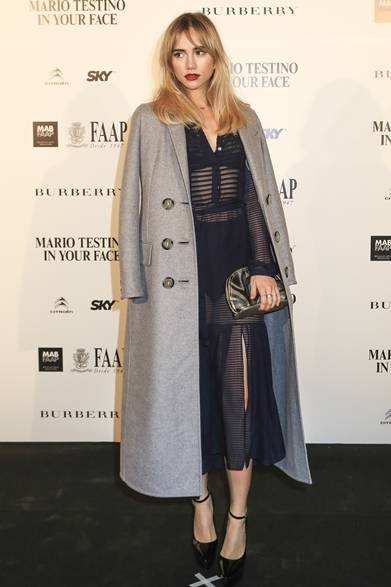 <strong>Suki Waterhouse｜スキ・ウォーターハウス</strong><br /><br />バーバリーが写真家のマリオ・テスティーノとパートナーを組み、サンパウロでエキシビション「IN YOUR FACE」を開催した。オープニングイベントにてモデルのスキ・ウォーターハウスが登場。透け感のあるドレスをチョイスし、さりげなく肌を露出して誘惑的なムードに。きれいなドレスを隠さないため、チェスタフィールド コートを肩掛けで着こなす。ぜひ秋冬に取り入れたいコーディネイト術だ。