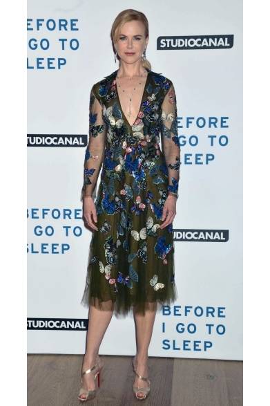 <strong>Nicole Kidman｜ニコール・キッドマン</strong><br /><br />ロンドンでおこなわれた映画『Before I Go To Sleep』のプレミア上映にて、ニコール・キッドマンがヴァレンティノのドレスで登場。バタフライが飛び交うパターンがグリーンのシフォンドレスに刺繍され、カラフルでありながら蝶の生命感に満ちたスタイルが素敵。さらに、ゴールドのヒールが足元のアクセントに。