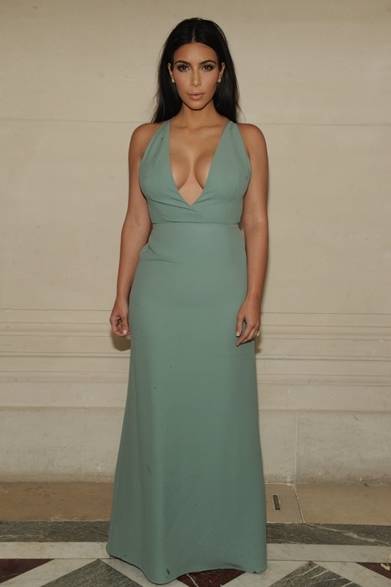 <strong>Kim Kardashian｜キム・カーダシアン</strong><br /><br />カニエ・ウェストの妻である、セレブのキム・カーダシアンもヴァレンティノのショー会場に登場した。ミントグリーンのドレスをシンプルに着こなし、余計な飾りを一切せず首元を大胆に見せるスタイリングがキムのシグネチャールックともいえる。