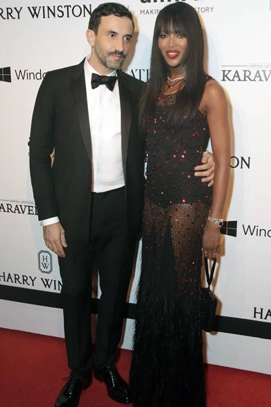 同じく「amfARインスピレーション・ガラ」でナオミ・キャンベルとリカルド・ティッシの2ショットをキャッチ。赤いスパンコールを散りばめたシースルーのブラックドレスはリカルド・ティッシが手がけたジバンシィのクチュールピース。裾まで流れるブラックフリンジが官能的なディテールに。