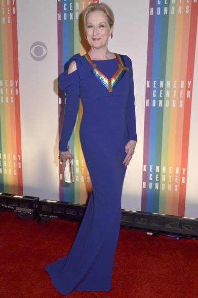 ワシントンで開催したイベントで女優のメリル・ストリープが登場。ポール・カのマーメイドドレスを優雅に着こなし、オフホワイトのクラッチが煌めくアクセントに。首にかけたイベントの虹色モチーフのレイがドレスのパープルと絶妙にマッチ。