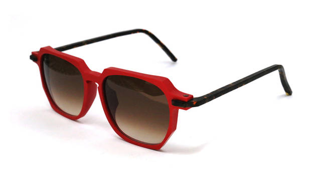 1枚目の写真と同じ型のサングラス。1万5120円