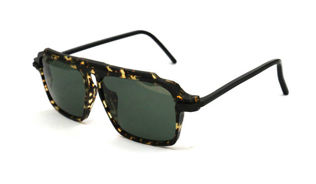 大ぶりのレンズに特徴のあるウェリントン型のモデル。1万5120円