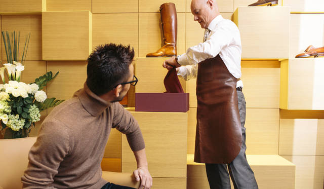 「ジョンロブ丸の内店」にて、ジョンロブ・マスターラストメーカーのフランソワ・マドニーニ氏と中田英寿さん