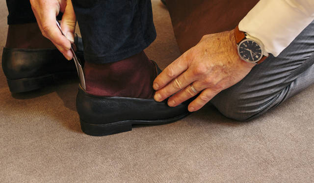 完成したローファーをフィッティング