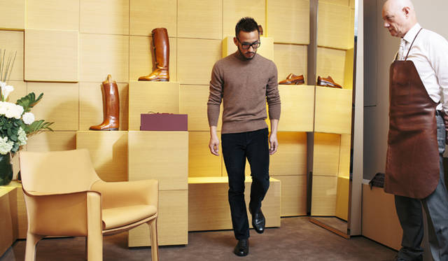 完成したローファーをフィッティング