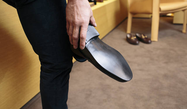 完成したローファーをフィッティング