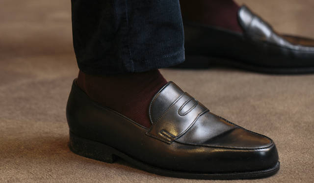 完成したローファーをフィッティング