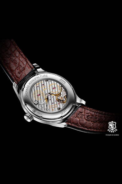 <strong>L.U.C クアトロ</strong> <br /><br />ケース｜18Kローズゴールド<br /> 直径｜43mm<br /> 厚さ｜8.87mm<br /> ムーブメント｜手巻き（Cal.L.U.C 98.01-L）<br /> 機能｜パワーリザーブ表示、ポインター式日付表示（６時位置にスモールセコンドと同軸に配置）<br /> ストラップ｜アリゲーター<br /> 防水性｜50ｍ<br /> 発売時期｜未定<br /> 予価｜未定<br />