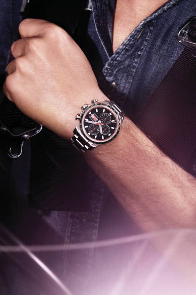 <strong>ミッレ ミリア GTS クロノ</strong><br /> <br />  ケース｜ステンレススチール<br /> 直径｜44mm<br /> 厚さ｜13.79mm<br /> ムーブメント｜自動巻き<br /> 機能｜時、分、9時位置にスモールセコンド、30分および12時間カウンター、タキメーター、日付表示<br /> ブレスレット｜ステンレススチール<br /> 防水｜100ｍ<br /> 発売時期｜7月<br /> 予価｜93万5000円（税別）<br />