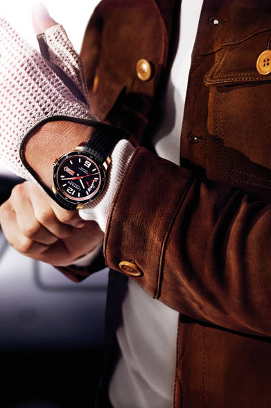 <strong>ミッレ ミリア GTS パワーコントロール</strong><br /> <br />  ケース｜ステンレススチール<br /> 直径｜43mm<br /> 厚さ｜11.43mm<br /> ムーブメント｜自動巻き（Cal.Chopard 01.08-C）<br /> 機能｜パワーリザーブ表示、日付表示<br /> ストラップ｜ブラックラバー<br /> 防水｜100ｍ<br /> 発売時期｜7月<br /> 予価｜69万円（税別）<br />