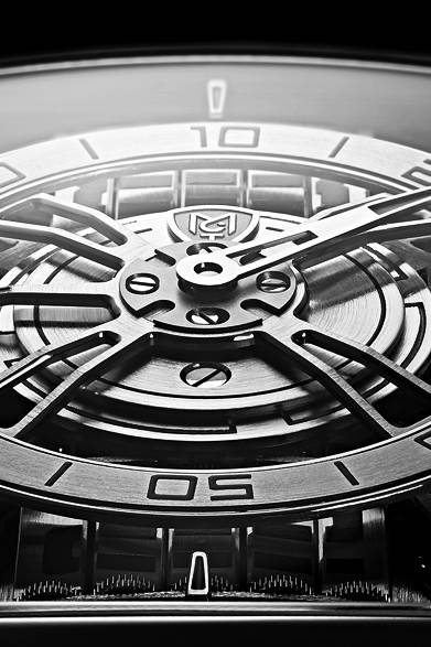 <strong>フリクエンシャル ワン F110</strong><br />ケース｜DLC加工チタニウム<br />（グレード5）<br />サイズ｜縦横42mm<br />厚さ｜14mm<br />ムーブメント｜手巻き（Cal.MCT-F1.0）<br />機能｜パワーリザーブ表示<br />ストラップ｜アリゲーター<br />防水｜3気圧<br />発売時期｜9月予定<br />予価｜700万円（税別）<br />