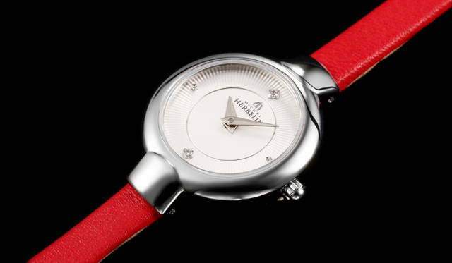 <strong>サランボ レザー</strong><br />ケース｜ステンレススチール<br />直径｜22.5mm<br />ムーブメント｜クォーツ<br />ストラップ｜レザー<br />防水｜3気圧<br />発売時期｜2015年夏予定<br />予価｜6万2640円<br />