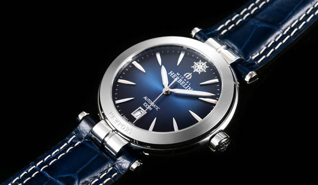 <strong>ニューポートヨットクラブ オートマティック</strong><br />ケース｜ステンレススチール<br />直径｜40.3mm<br />ムーブメント｜自動巻き（Cal.ETA2824-2）<br />機能｜日付表示<br />ストラップ｜レザー<br />防水｜10気圧<br />発売時期｜2015年夏予定<br />予価｜18万6840円<br />