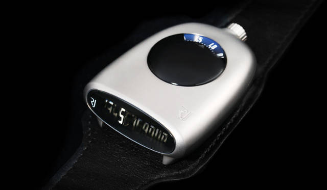 <strong>サブクラフト</strong><br />ケース｜チタニウム<br />サイズ｜縦52.3×横40.1mm<br />ムーブメント｜自動巻き（Cal.RJ2000-A）<br />機能｜ジャンピングアワー＋レトログラード（６時位置に浮かぶ文字で時刻表示）<br />ストラップ｜カーフ<br />防水｜3気圧<br />限定数｜99本<br />発売時期｜2015年夏予定<br />予価｜345万6000円<br />