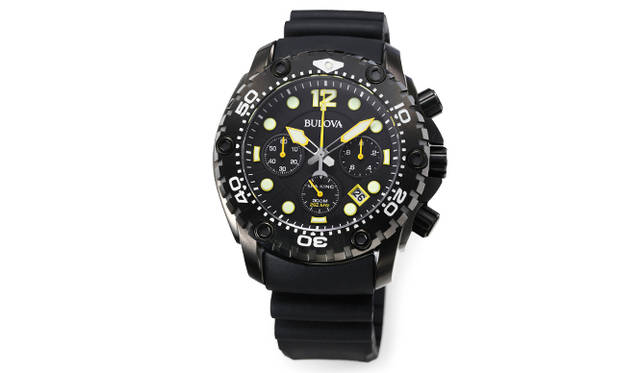 <strong>ブローバ シーキング</strong><br/>ケース｜ブラックPVD加工ステンレススチール<br/>直径｜48.5mm<br/>厚さ｜13.7mm<br/>ムーブメント｜クォーツ（Cal.NP20-YOC）<br/>機能｜クロノグラフ（1/10秒計、60分積算計）、日付表示、逆回転防止ベゼルによる潜水時間の記録<br/>ストラップ｜ブラックラバー<br/>防水｜30気圧<br/>発売時期｜発売中<br/>価格｜8万1000円<br/>