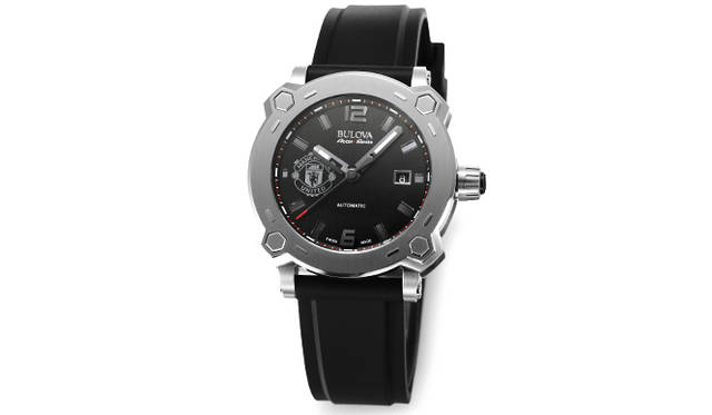 <strong>ブローバ アキュスイス ペルシュロン トレブル マンチェスター・ユナイテッド</strong><br />ケース｜ステンレススチール<br />直径｜42.5mm<br />厚さ｜12.9mm<br />ムーブメント｜自動巻き（Cal.SW200）<br />機能｜日付表示<br />ストラップ｜ブラックラバー<br />防水｜10気圧<br />発売時期｜8月中旬予定<br />予価｜14万1480円<br />