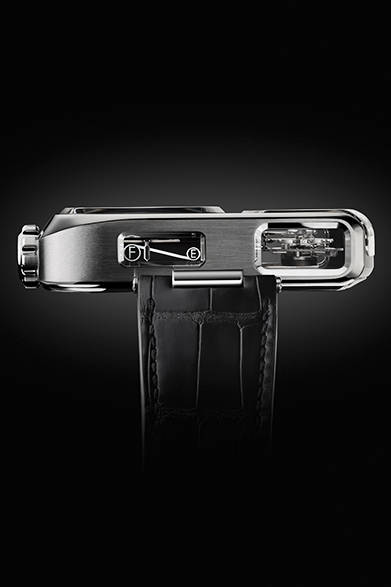 <strong>U-10 トゥールビヨン ルミエール</strong><br />ケース｜BO-988特殊ステンレススチール<br />サイズ｜縦38×横62.75mm<br />厚さ｜15mm<br />ムーブメント｜手巻き（Cal.A100）<br />機能｜フライングトゥールビヨン、パワーリザーブ表示、ダブルバレル、デッドビート<br />ストラップ｜アリゲーター<br />防水｜30ｍ<br />限定数｜世界限定25個<br />発売時期｜10月予定<br />予価｜1296万円<br />