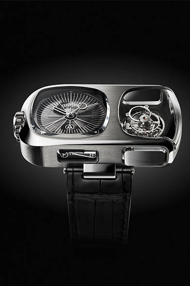 <strong>U-10 トゥールビヨン ルミエール</strong><br />ケース｜BO-988特殊ステンレススチール<br />サイズ｜縦38×横62.75mm<br />厚さ｜15mm<br />ムーブメント｜手巻き（Cal.A100）<br />機能｜フライングトゥールビヨン、パワーリザーブ表示、ダブルバレル、デッドビート<br />ストラップ｜アリゲーター<br />防水｜30ｍ<br />限定数｜世界限定25個<br />発売時期｜10月予定<br />予価｜1296万円<br />