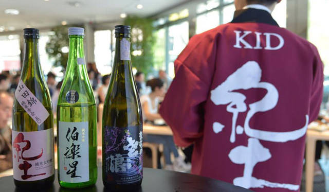 「SAKEセミナー」には、「SAKENOMY」に参加している6蔵7名の蔵元が参加。日本酒のきき酒方法や、イタリア料理にあう日本酒についてなど、“SAKE”にかんするレクチャーを約2時間ほどおこなった