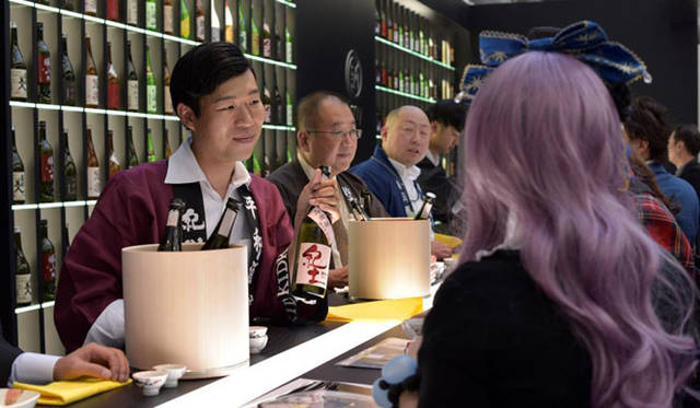 レセプションでは、ミラノで絶⼤な人気を誇る日本食レストラン「Finger‘s」により、この日のお酒に合わせた料理が振る舞われた