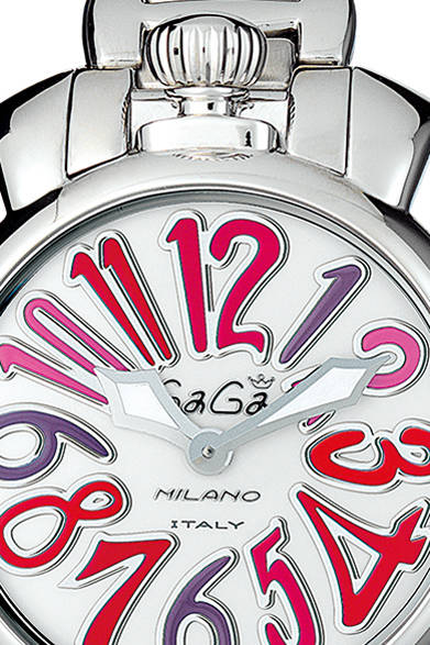 <strong>マヌアーレ35mm</strong><br />ケース｜ステンレススチール<br />直径｜35m<br />ムーブメント｜クォーツ<br />ストラップ｜ステンレススチール<br />防水｜日常生活防水<br />発売時期｜発売中<br />価格｜11万円（税別）<br />