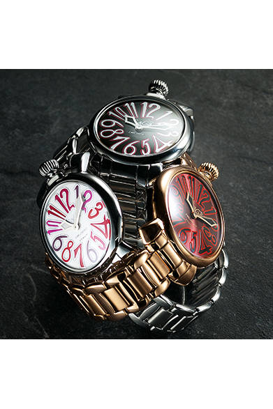 <strong>マヌアーレ35mm</strong><br />ケース｜ステンレススチール<br />直径｜35m<br />ムーブメント｜クォーツ<br />ストラップ｜ステンレススチール<br />防水｜日常生活防水<br />発売時期｜発売中<br />価格｜11万円（税別）<br />