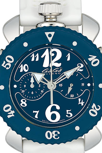 <strong>クロノ　スポーツ 45mm</strong><br />ケース｜グレーPVD加工ステンレススチール＋シリコンベゼル<br />直径｜45mm<br />ムーブメント｜クォーツ<br />機能｜クロノグラフ（30分積算計）、時間計測に使える逆回転防止式ベゼル<br />ストラップ｜ラバー<br />防水｜100ｍ<br />発売時期｜7月予定<br />予価｜19万円（税別）