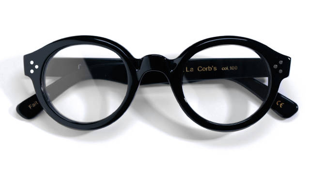 <strong>02 Lesca Lunetier｜レスカ・ルネティエ</strong><br/>約7ミリの厚みのあるフレームがインパクトを与える「レスカ・ルネティエ」。写真のモデル「La Corb’s」は、建築家のル・コルビュジエが愛用していた眼鏡を緻密に再現。鼻にかかるブリッジは前に迫り出すようにデザインされ、掛ける人の顔を個性的に演出してくれる。フランス製。3万5640円（グローブスペックス エージェント Tel. 03-5459-8326）