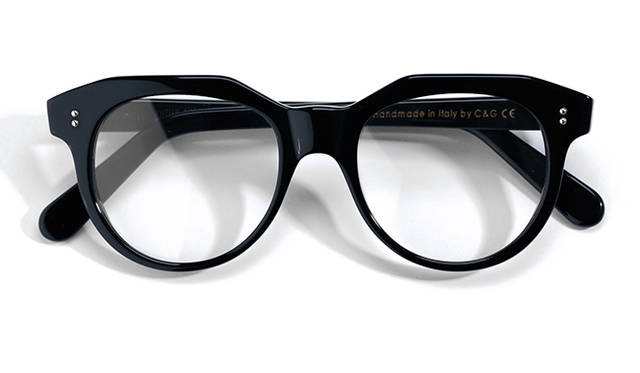 <strong>08 Cutler And Gross｜カトラー アンド グロス</strong><br/>1969年に誕生したイギリスの老舗「カトラー アンド グロス」。ブランド名は、創設者の二人の名前からつけられた。太めのブリッジが目を引くモデル「1130」は、ドロップするようなレンズのフォルムが特徴。ボストンタイプの眼鏡なかでも特に、目元を個性的に演出してくれる。イタリア製。4万1040円（グローブスペックス ストア Tel. 03-5459-8377）