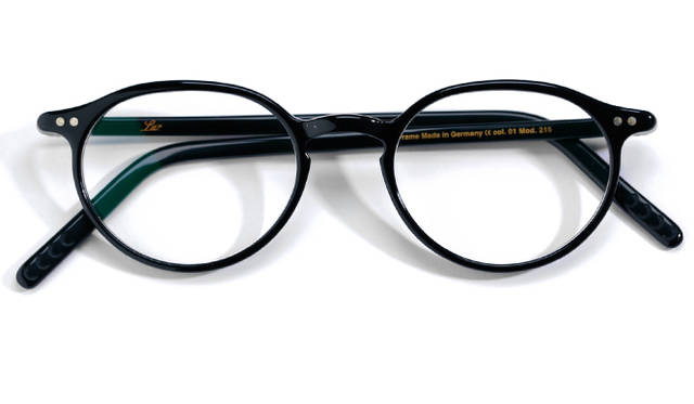 <strong>03 Lunor｜ルノア</strong><br/>「ルノア」の「A5」と呼ばれるこのタイプは、フレームとテンプルの接合部分を拡がりにくくしているため、一見、華奢なフレームなのに堅牢性を保っている。メタルがアクセントとなり、眼鏡をかけた横顔の姿に知的な印象を与える。取り入れやすく、女性にもおすすめしたい一本。ドイツ製。3万9960円（グローブスペックス エージェント Tel. 03-5459-8326）