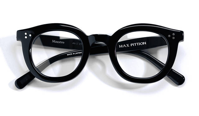 <strong>04 Max Pittion｜マックス ピティオン</strong><br/>フランスは南ジュラにある小さな町、オヨナで1940年代にセルロイド眼鏡の製造をスタートした「マックス・ピティオン」。ブランドは70年代後半に停止していたが、2013年に、ギタリストのジョン・メイヤーがデザイナーのタミー・オガラとタッグを組み復活させたことで、話題を呼んだ。本モデル「マエストロ」は、再始動後、あらたに企画されたもの。大ぶりのフレームとなめらかな曲線が特徴だ。日本製。4万2120円（マックス・ピティオンTel. 03-6647-2666）