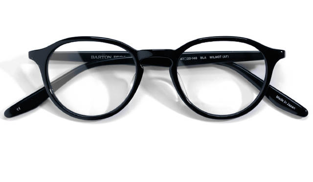 <strong>07 Barton Perreira｜バートン ペレイラ</strong><br/>オリバーピープルズの元社長ビル・バートンと同ブランドのデザイナーを務めたパティ・ペレイラが2007年に設立した「バートン・ペレイラ」。写真のモデル「WILMOT」は、映画「リバティーン」（2004年）のなかでジョニー・デップが演じた伯爵ジョン・ウィルモットから着想を得ている。日本製。3万6720円（ブリンク Tel. 03-5775-7525）