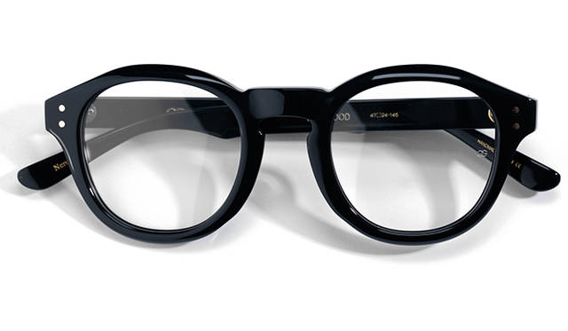 <strong>06 Oliver Goldsmith｜オリバー ゴールドスミス</strong><br/>ジョン・レノンやブライアン・ジョーンズといったミュージシャンも愛用したことで知られる「オリバー ゴールドスミス」。写真の「PINEWOOD」は、大ぶりのフレームが特徴になった存在感のあるモデル。1926年に誕生したこのブランドらしいクラシックなデザインに仕上がっている。日本製。3万4560円（コンティニュエ Tel. 03-3792-8978）