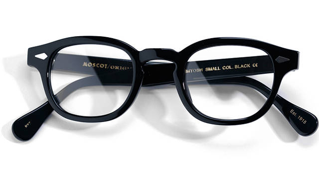 <strong>01 Moscot｜モスコット</strong><br/>トラッドな雰囲気を漂わせる「モスコット」の代表的なモデル「LEMTOSH」。ほど良い太さのややスクエアなフレームに特徴がある一本は、米国の詩人アレン・ギンズバーグが愛した。テンプルとフレームの両端に付いた鋲がアクセント。フレームは、44、46、49の3サイズ展開。2万9160円（MOSCOT Tokyo Tel. 03-6434-1070）