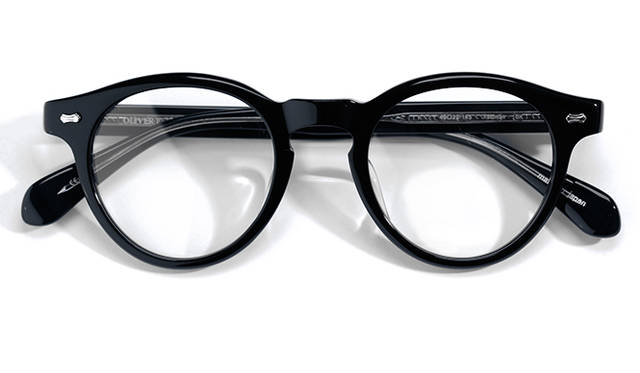 <strong>05 Oliver Peoples｜オリバーピープルズ</strong><br/>1987年にロサンゼルスで創業した「オリバーピープルズ」から、丸みのあるアイコニックなモデル「FELDMAN」をピックアップ。テンプルの裏面は、金属の芯が透けて見えるユニークな仕様。ディテールに遊びを加えた一本は、このブランドらしいクラシカルな雰囲気に仕上がっている。日本製。3万4560円（オリバーピープルズ 代官山 Tel. 03-6427-8930）