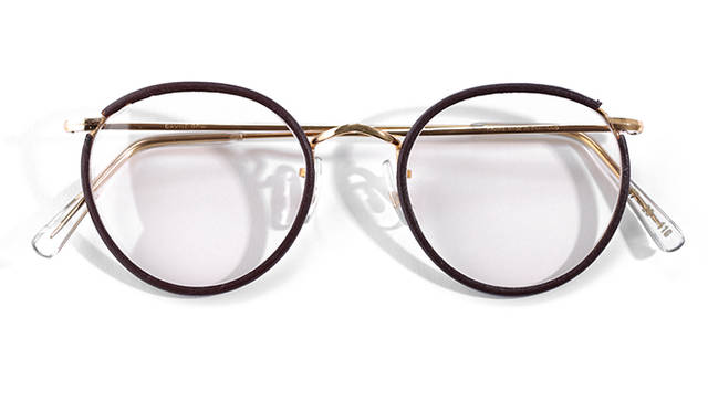 <strong>1970’s Algha Works｜アルガワークス</strong><br/>1932年に創業した眼鏡の工房「アルガワークス」は、当時の英国でおこなわれていた国民保険制度による配給眼鏡の製作を一括して請け負っており、庶民にも普及していた。医療用という側面が強いため、現在販売されている市販の眼鏡と比較しても、サイズの種類が豊富だった。イギリス製。価格は問合せ（ソラックザーデ Tel. 03-3478-3345）