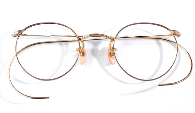 <strong>1930　American Optical｜アメリカン オプティカル</strong><br/>現代まで引き継がれるボストンという眼鏡の定番のデザインは、1930年に「アメリカン オプティカル」が生み出した。それは「FUL-VUE（フルビュー）」というモデルで、ラウンドの眼鏡だと中心に位置していた蝶番が上部に移動することで視野角にも変化をあたえた。これは当時、本格的に普及しはじめていた自動車の運転にも適していたこともあり、爆発的な売れ行きだったという。アメリカ製。価格は問合せ（ソラックザーデ Tel. 03-3478-3345）