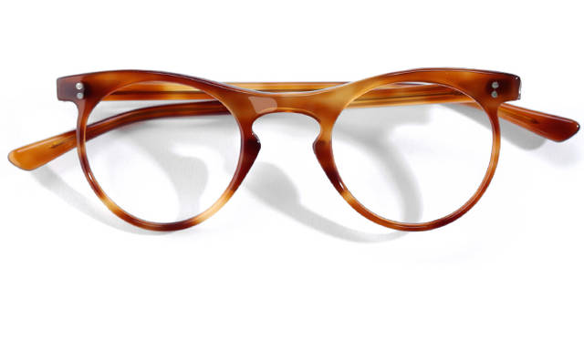 <strong>1940’s Vintage（France）</strong><br/>1940年代、フランスにもボストン型の眼鏡が登場していた。当時はむしろアメリカよりも、ヨーロッパのほうが、ボストン型の眼鏡の生産割合は高かったという。また、フランスでは鼈甲を使用したものが多かった点にも触れておきたい。こちらのモデルはブリッジとフロントのリムがゆるやかに繋がっているデザインが特徴。同時代に、各地でどのような眼鏡が生まれていたのか、調べてみるのもおもしろい。価格は問合せ（ソラックザーデ Tel. 03-3478-3345）