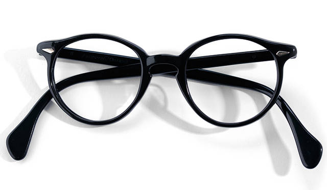 <strong>1940’s American Optical｜アメリカン オプティカル</strong><br/>ボストン型の眼鏡にも、セルフレームのモデルが登場してきた1940年代。写真は「アメリカン オプティカル」によるものだ。「ザイル」という素材が採用されており、現在使われているセルロースやアセテートと比較して油分を多く含むので、独特の光沢をもつ。また乾燥による経年劣化も起きにくく、現在においても、十分な強度を保ったまま長年の使用に耐える。アメリカ製。価格は問合せ（ソラックザーデ Tel. 03-3478-3345）