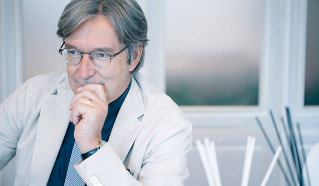 インタビューに答えるパオロ・ヴラニエス。