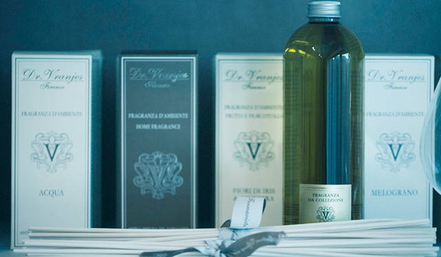 2枚目の写真で紹介したルームフレグランスの詰め替え用のシリーズ。全33種類が揃い、500mLボトル用のスティックが12本付属する。