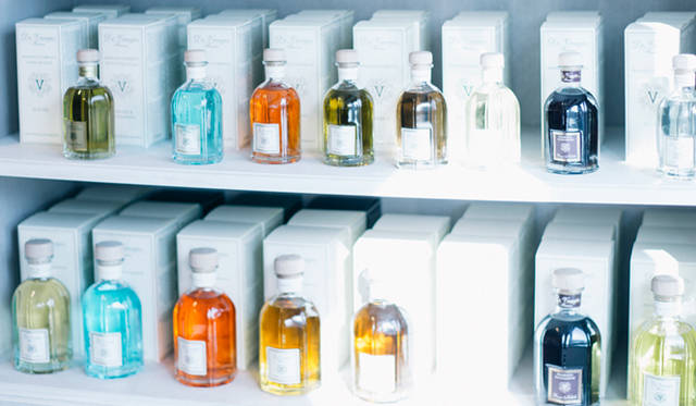 このブランドの定番のルームフレグランス。“水”、“空気”、“オレンジ シナモン”、“ジンジャーライム” など、全部で33種類の香りが揃い、リラックス効果やリフレッシュ効果をもたらす。