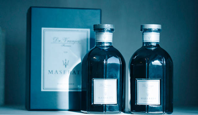 7月7日（火）に発売される「Dr. Vranjes for Maserati」。ボトルにマセラッティブルーを用いたことで、独特な存在感を放つ。写真は500mLのタイプ。各2万3760円