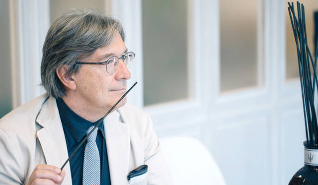 取材中に、スティックを使って「Dr. Vranjes for Maserati」の香りを確かめるパオロ・ヴラニエス。