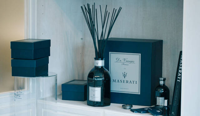 このルームフレグランスは、オレンジやバジルの爽やかなトップノートから始まり、柑橘フルーツのリッツァクベバやランベンダーの香りに移行。ラストノートは、レザーやサンダルウッド、ムスクなど、エレガントで力強い男性的な香りに仕上がっている。