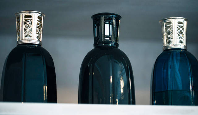 写真のボトルは、フィレンツェのモンテルーポ・フィオレンティーナの街で一番古い陶器の会社、セラミカ・トスカーナ製のもの。